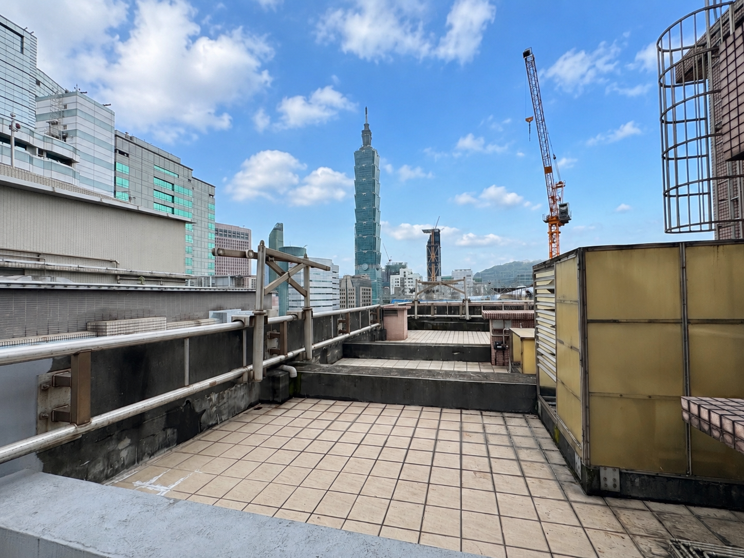 逸仙雅仕頂樓露臺遠望台北101，周邊可見信義區城市天際線。